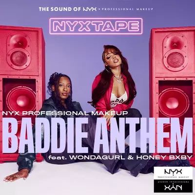 NYX Professional Makeup NYXTAPE Baddie Anthem cover met Wondagurl en Honey Bxby zittend tussen twee rode speakers tegen een lavendelkleurige achtergrond. De tekst omvat The Sound of NYX Professional Makeup en Baddie Anthem.