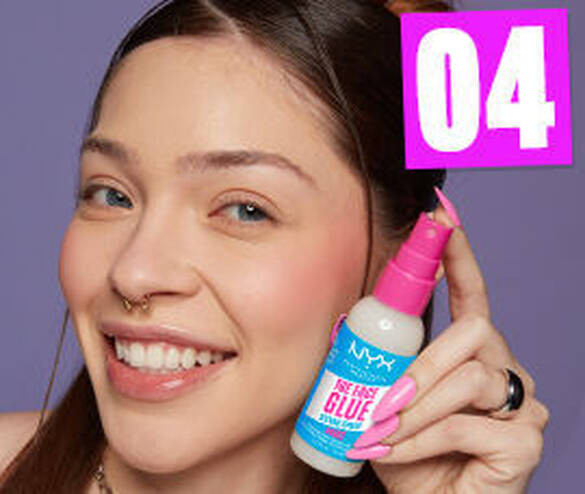 Une jeune femme souriante portant un spray de colle pour faux cils NYX, avec un arriere-plan violet.