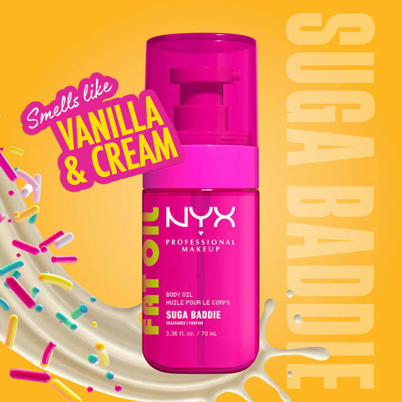 NYX Professional Makeup Fat Oil Body Oil in de geur Suga Baddie. Een felroze flacon met een swirl van vanillecreme en kleurrijke sprinkles, met de omschrijving dat het naar vanille en room ruikt, tegen een gele achtergrond.