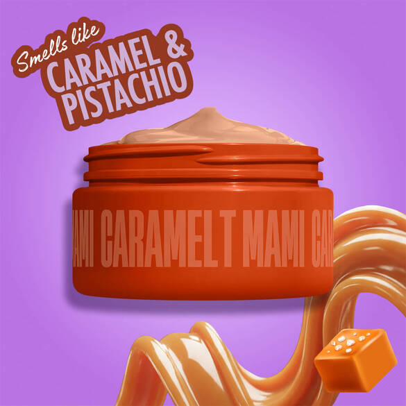 NYX Professional Makeup Caramelt Mami bodycreme in een oranje pot, met een karamel swirl en karamel snoepjes, met het label dat het naar karamel en pistache ruikt, op een paarse achtergrond.
