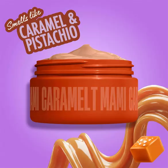 NYX Professional Makeup Caramelt Mami bodycreme in een oranje pot, met een karamel swirl en karamel snoepjes, met het label dat het naar karamel en pistache ruikt, op een paarse achtergrond.
