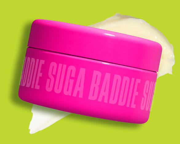 NYX Professional Makeup Fat Oil Body Butter in Suga Baddie met een getextureerde swatch achter het productshot.