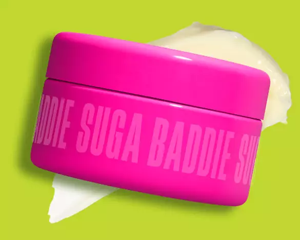 NYX Professional Makeup Fat Oil Body Butter in Suga Baddie met een getextureerde swatch achter het productshot.