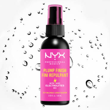 NYX Plump Finish Setting Spray met elektrolyten, verpakt in een zwarte sprayfles tegen een achtergrond van druppels.