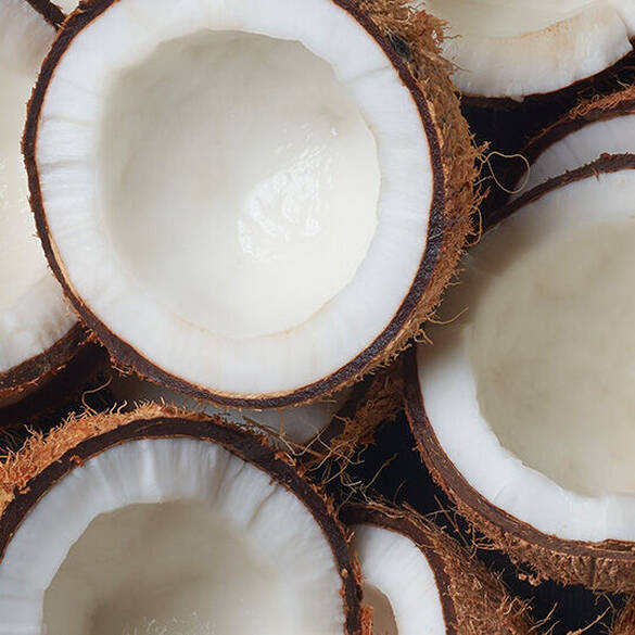 De topnoten van de NYX Professional Makeup Coconut Cutie Hair & Body Fragrance Mist bestaan uit geopende kokosnoten, die de topnoten van appel, perzik, peer en kokosnoot vertegenwoordigen.