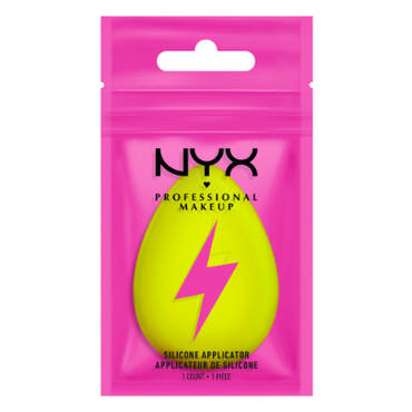Een felle roze verpakking van NYX met een gele silicone applicator voor make-up.