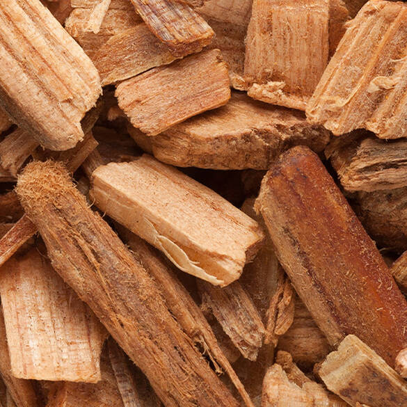 De basisnoten van de Suga Baddie-geur bevatten cederhoutsnippers, die de basisnoten van getextureerde muskus, edenolide en zacht cederhout illustreren.