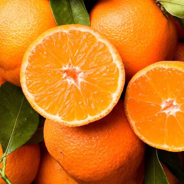 De topnoten van de NYX Professional Makeup Juicy Boo Hair & Body Fragrance Mist bestaan uit gehalveerde clementines en hele sinaasappels, die de topnoten van sappige clementine, mangopulp en goudbessen vertegenwoordigen.